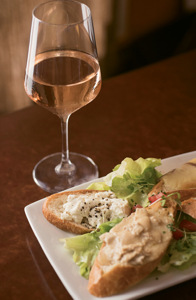 Warm goat cheese salad with crunchy baguettes