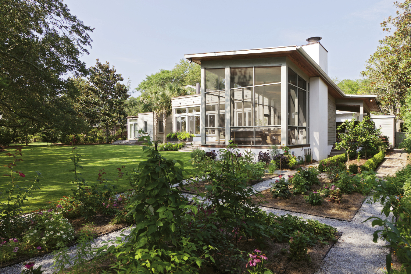 The rear addition is stunningly contemporary and communes with the site’s natural beauty.