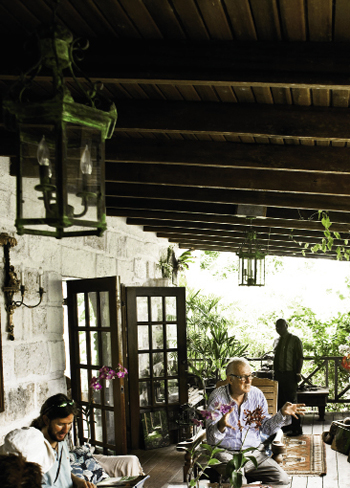 After touring the private garden pathways, visitors are invited to linger on the porch of Hunte’s home for cocktails and conversation.