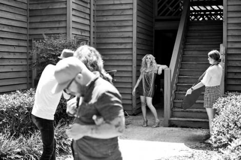 Behind the Scenes of Elise Testone&#039;s September 2013 Photoshoot