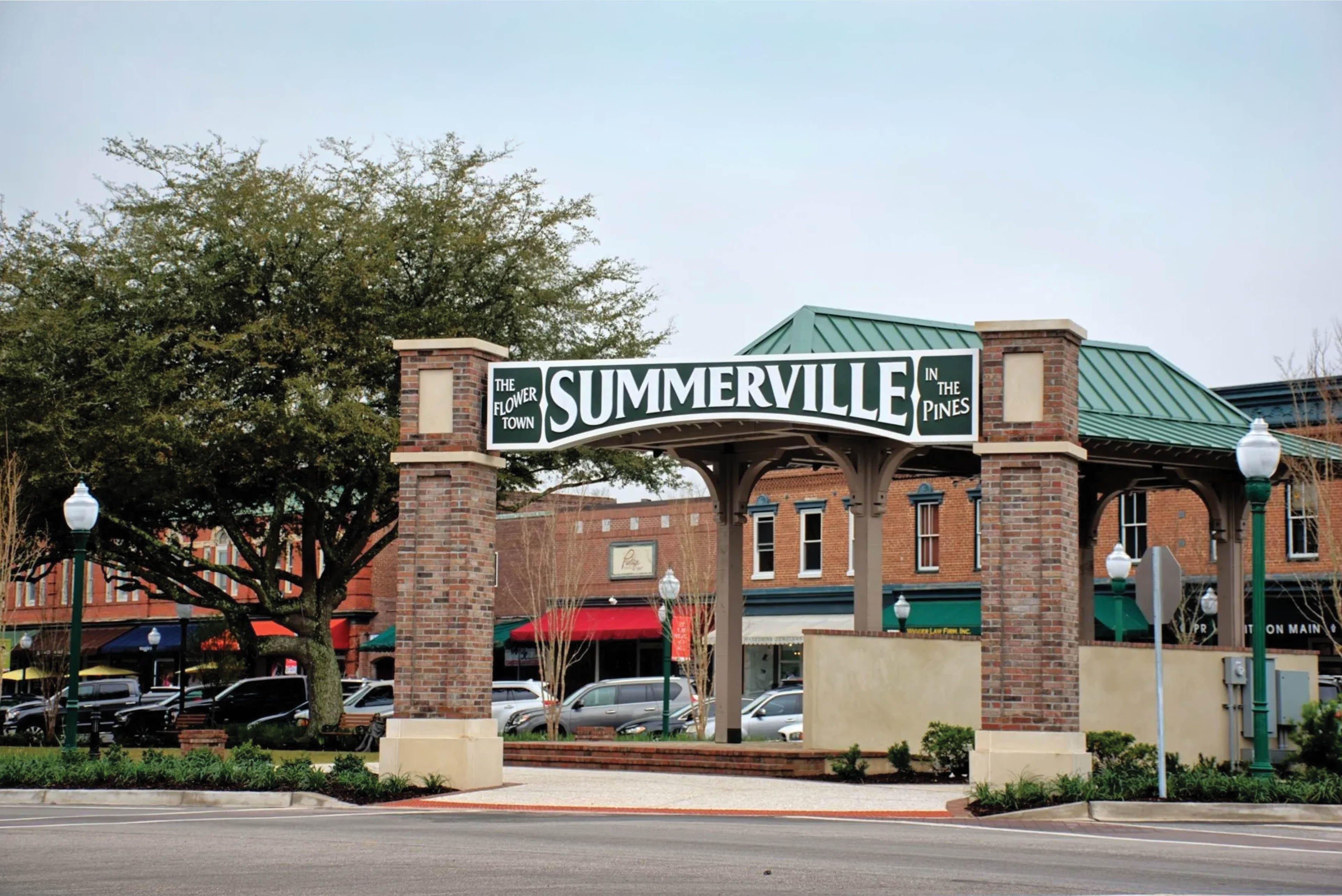 In the heart of the historic district, a variety of boutiques and eateries surround Hutchinson Square. Named for Edward Hutchinson, one of the city’s founders and first mayor, the popular public space hosts Third Thursday gatherings and other community events.