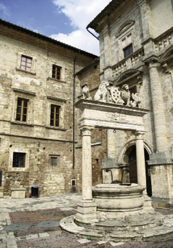 Each day after breakfast, the group heads to a nearby town, such as Montepulciano, Pienza, or Florence, where travelers can expl