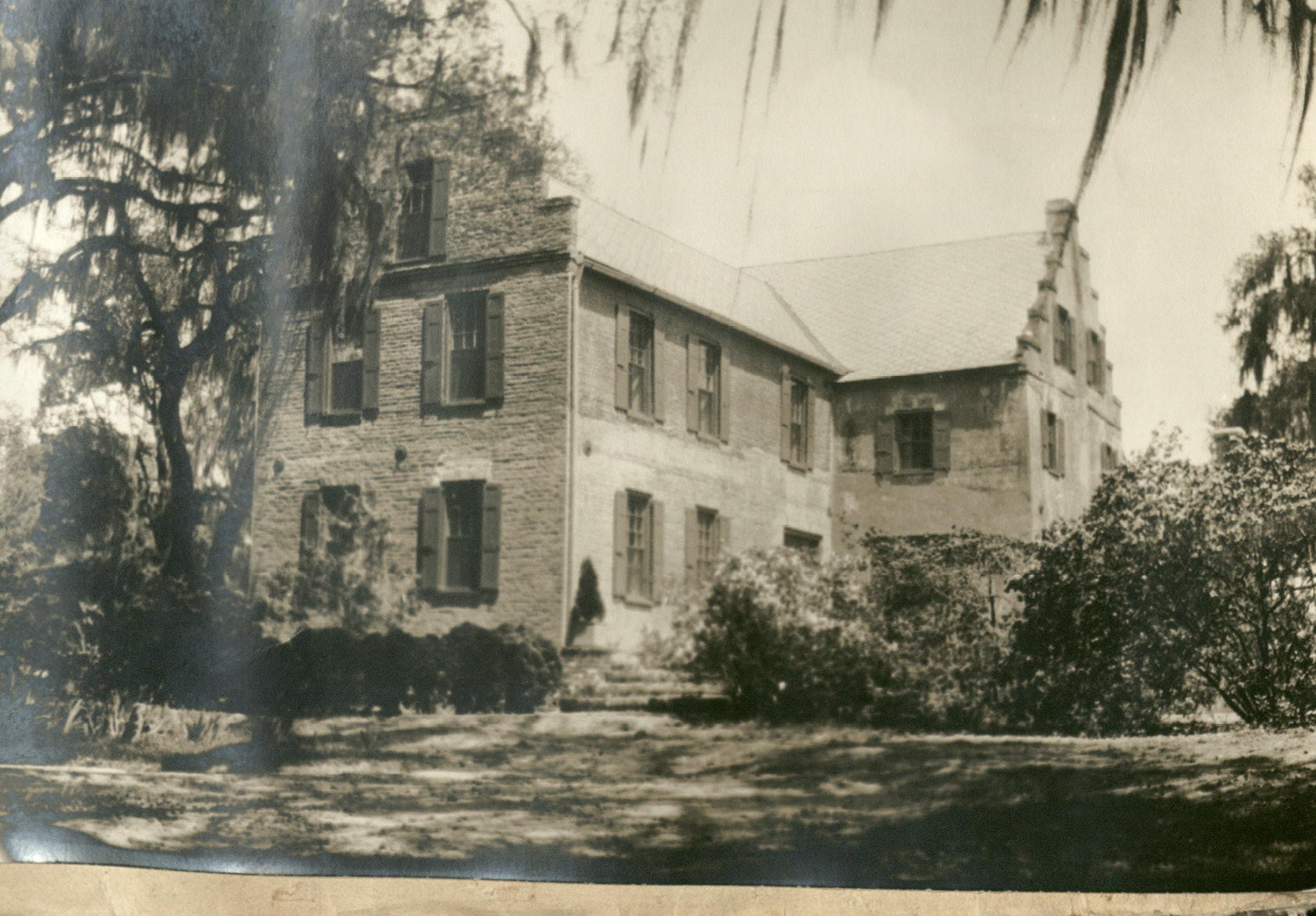 The Legendres purchased Medway in 1930 and restored and updated the 18th-century Dutch-gabled manse. Its 6,700 acres served as a playground for family and guests to ride, hunt, fish, and lounge with the dogs