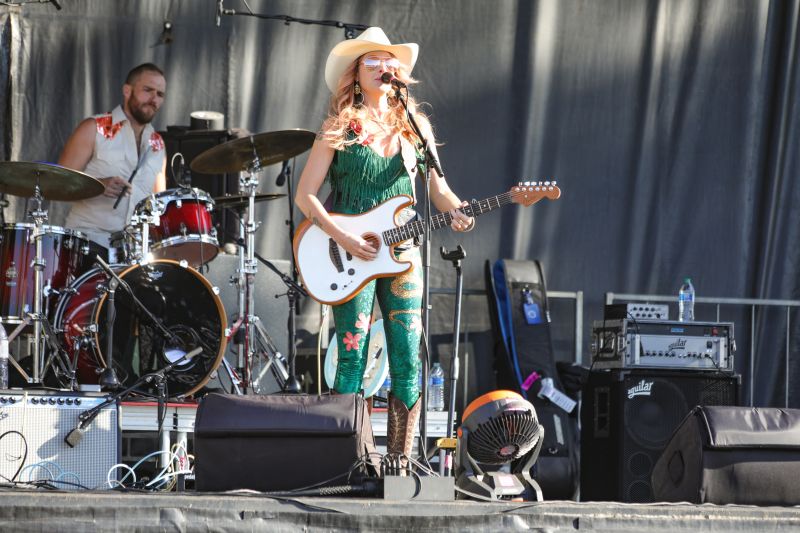 Country singer Elizabeth Cook