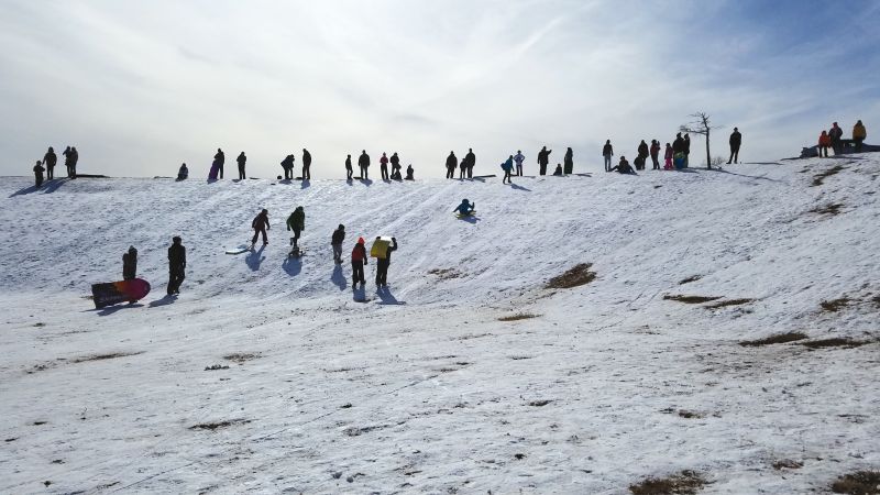 <strong>526 Interchange, Mount Pleasant:</strong> With the assistance of the Mount Pleasant police, enterprising locals pulled out surf, skim, and boogie boards—not to mention snowboards and an actual sled—to ride the Lowcountry’s version of the bunny hill; <em>photograph by Brandon Clark</em>