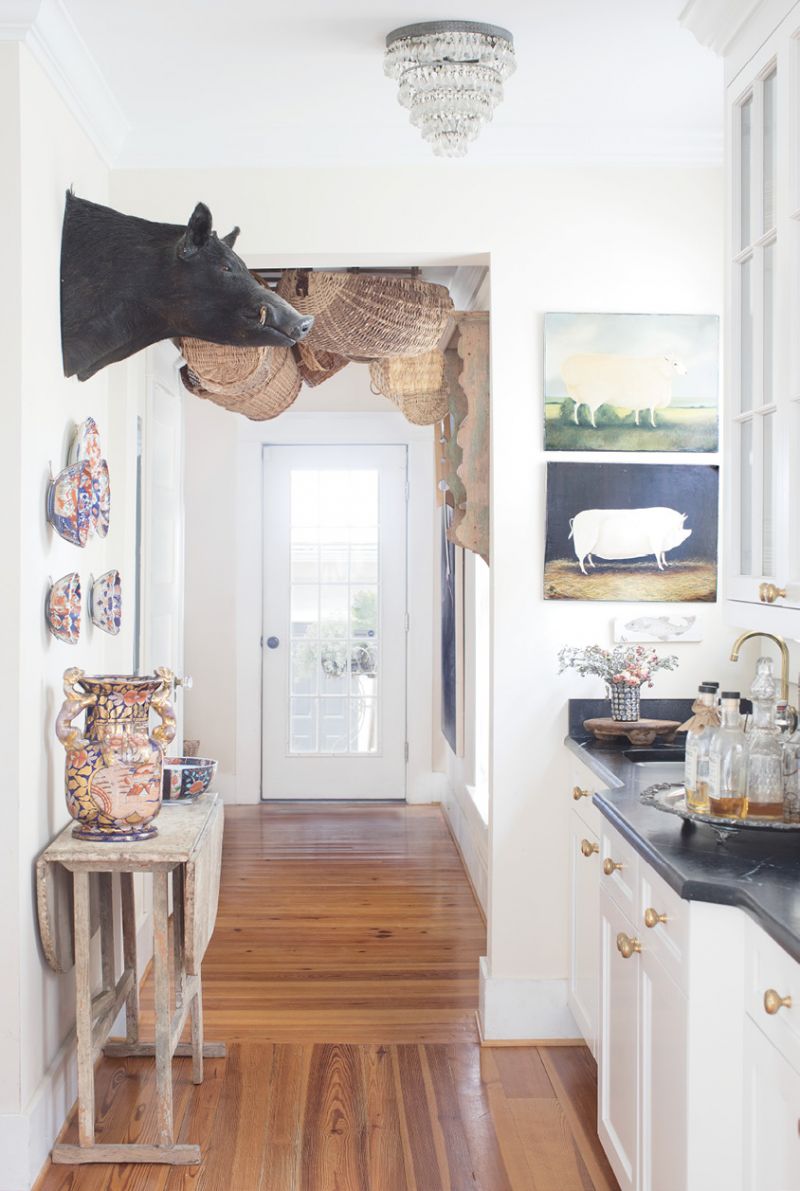 In the sunlit hallway off the butler’s pantry, Renee the taxidermy boar (an estate sale score and Father’s Day gift to Mel from the kids) oversees collections of baskets and antique Imari porcelain.