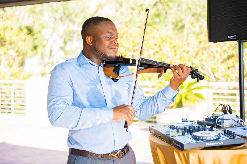 Seth G performs &quot;American Boy&quot; on the electric violin