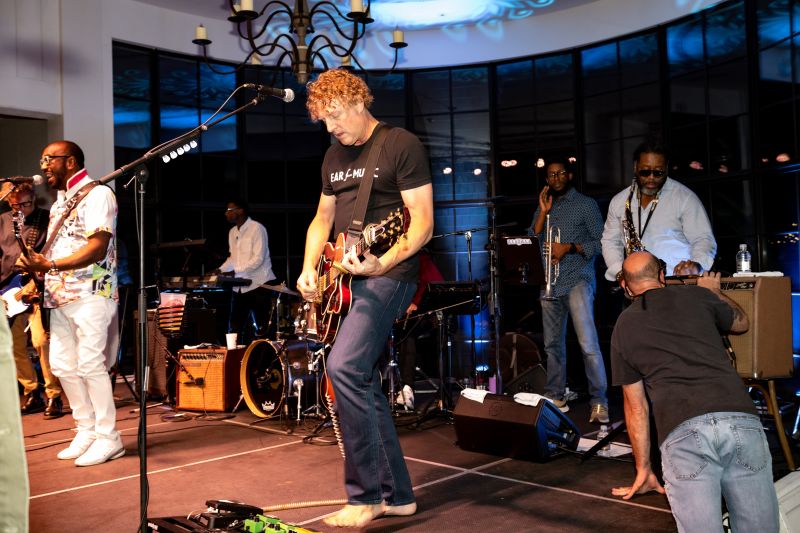 Thomas McClary, founder of The Commodores, playing with Hootie &amp; the Blowfish guitarist Mark Bryan.